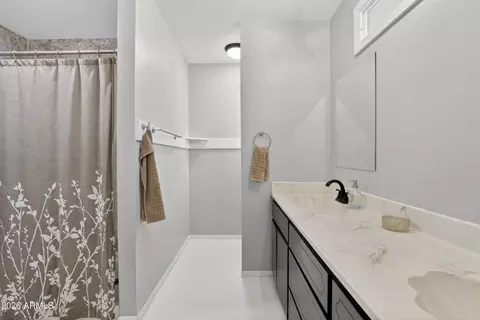 Bath - 1409 E Watson Dr, Tempe, AZ 85283 photo 2 of 3