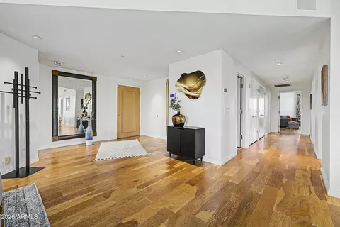 Entry Way - 1040 E Osborn Rd #402, Phoenix, AZ 85014 photo 6 of 8