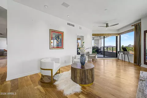 Living - 1040 E Osborn Rd #402, Phoenix, AZ 85014 photo 6 of 7