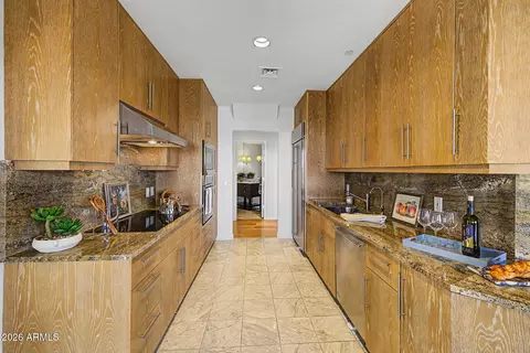 Kitchen - 1040 E Osborn Rd #402, Phoenix, AZ 85014 photo 4 of 5