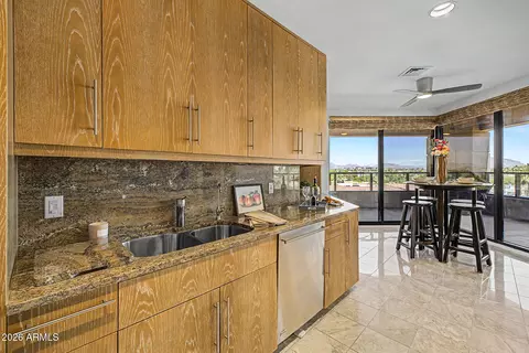 Kitchen - 1040 E Osborn Rd #402, Phoenix, AZ 85014 photo 2 of 5