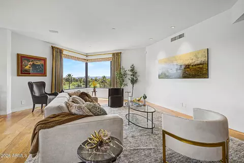 Living - 1040 E Osborn Rd #402, Phoenix, AZ 85014 photo 3 of 7