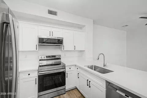 Kitchen - 166 W Laurel Ct, Gilbert, AZ 85233 photo 4 of 4