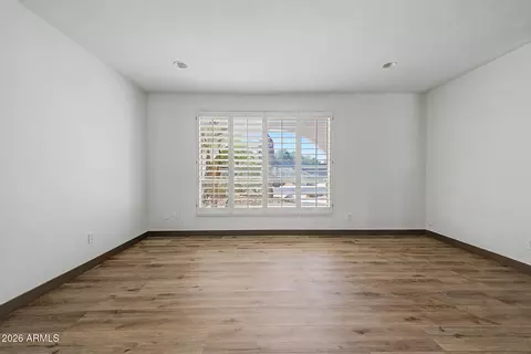 Living - 4050 E Alan Ln, Phoenix, AZ 85028 photo 2 of 5