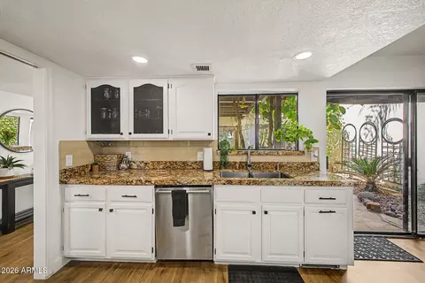Kitchen - 2334 E Gelding Dr, Phoenix, AZ 85022 photo 4 of 4