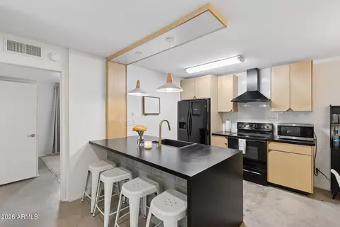 Kitchen - 5525 E Thomas Rd #R9, Phoenix, AZ 85018 photo 1 of 8
