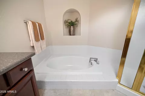 Bath - 6712 E Saddleback Cir, Mesa, AZ 85215 photo 3 of 4