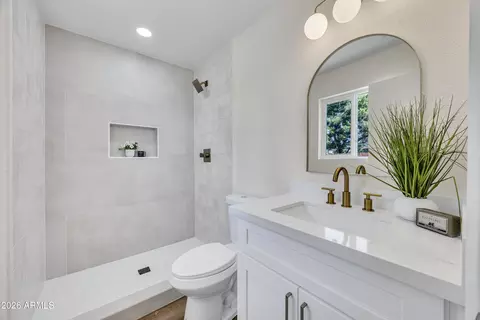 Bath - 3016 N 35th Dr, Phoenix, AZ 85019 photo 1 of 2