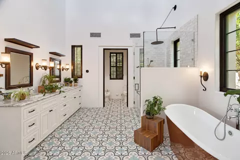 Bath - 5434 E Camelhill Rd, Phoenix, AZ 85018 photo 2 of 4