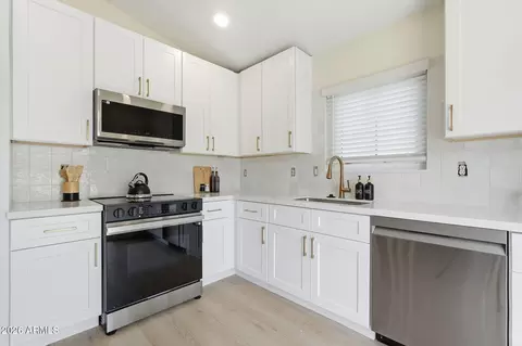 Kitchen - 2052 W 20th Ave, Apache Junction, AZ 85120 photo 5 of 6