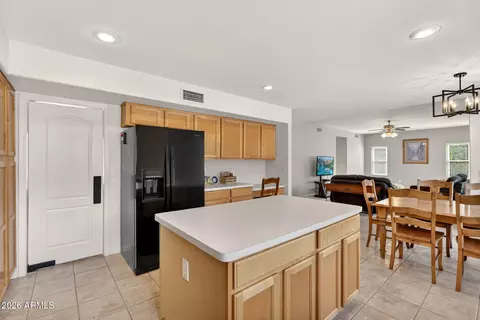 Kitchen - 1002 E Betsy Ln, Gilbert, AZ 85296 photo 4 of 5