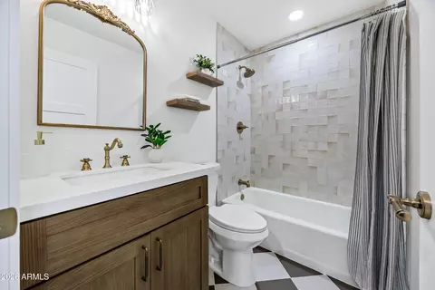 Bath - 1002 W Solar Dr, Phoenix, AZ 85021 photo 4 of 4