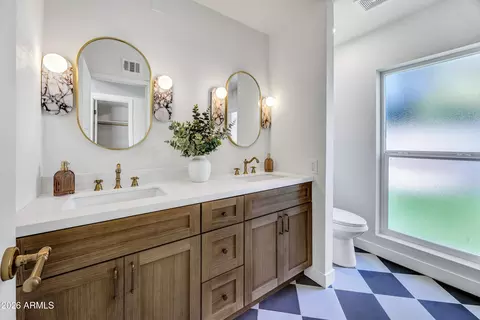 Bath - 1002 W Solar Dr, Phoenix, AZ 85021 photo 1 of 4