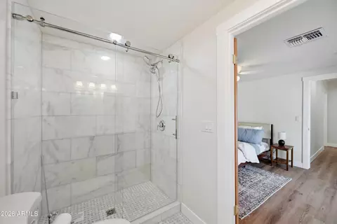 Bath - 929 W Turney Ave, Phoenix, AZ 85013 photo 2 of 4