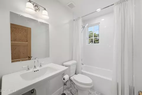 Bath - 929 W Turney Ave, Phoenix, AZ 85013 photo 1 of 4