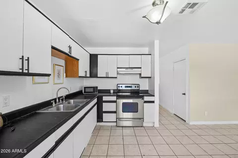Kitchen - 1946 E Jones Ave, Phoenix, AZ 85040 photo 3 of 5
