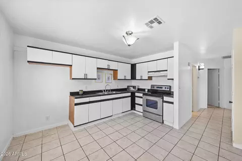 Kitchen - 1946 E Jones Ave, Phoenix, AZ 85040 photo 2 of 5