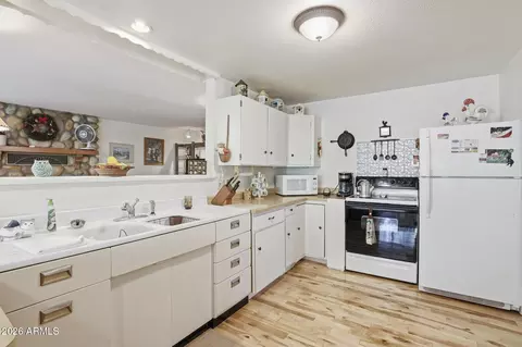 Kitchen - 250 E Saddle Mountain Rd, Payson, AZ 85541 photo 2 of 3