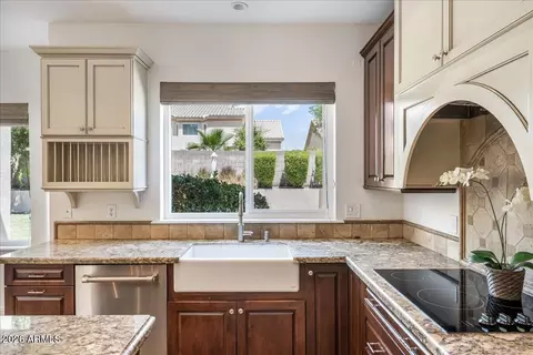 Kitchen - 4564 E Chuckwalla Cyn, Phoenix, AZ 85044 photo 5 of 8