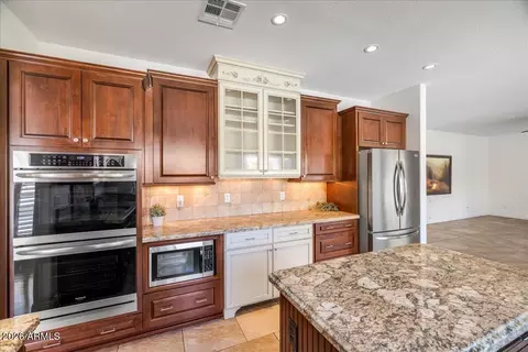 Kitchen - 4564 E Chuckwalla Cyn, Phoenix, AZ 85044 photo 3 of 8