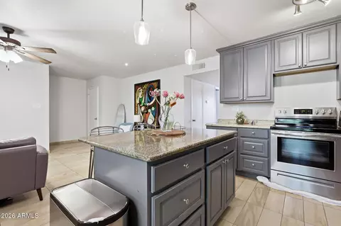 Kitchen - 5525 E Thomas Rd #N6, Phoenix, AZ 85018 photo 4 of 7