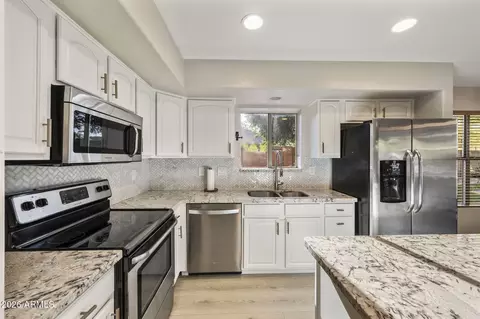 Kitchen - 4402 E Gatewood Rd, Phoenix, AZ 85050 photo 3 of 4