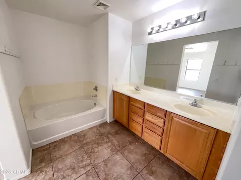 Bath - 5865 E Holmes Ave, Mesa, AZ 85206 photo 5 of 5
