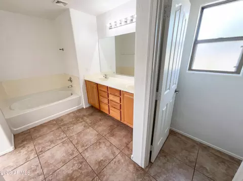 Bath - 5865 E Holmes Ave, Mesa, AZ 85206 photo 4 of 5