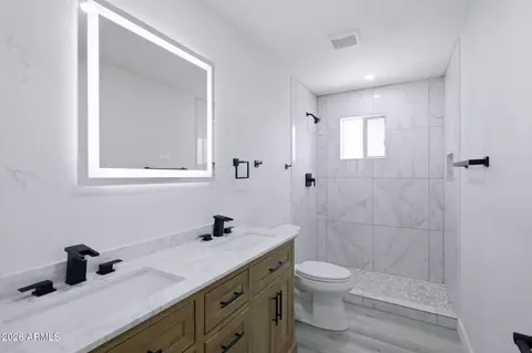 Bath - 4036 W Thunderbird Rd, Phoenix, AZ 85053 photo 2 of 4