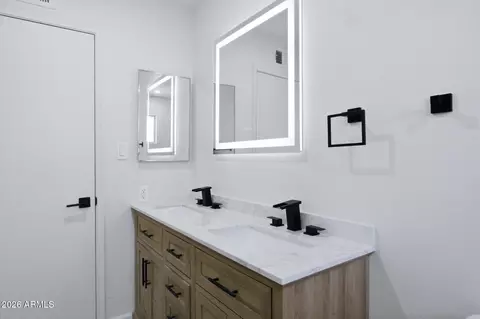 Bath - 4036 W Thunderbird Rd, Phoenix, AZ 85053 photo 1 of 4