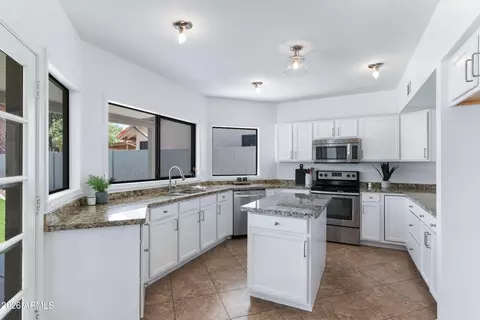 1031 S Capistrano Dr, Gilbert, AZ 85233 photo 3
