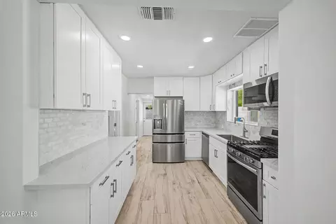 Kitchen - 532 E Cheery Lynn Rd, Phoenix, AZ 85012 photo 1 of 2