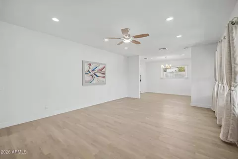 Living - 532 E Cheery Lynn Rd, Phoenix, AZ 85012 photo 3 of 4