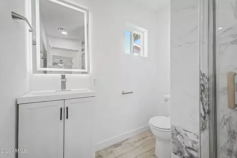 Bath - 532 E Cheery Lynn Rd, Phoenix, AZ 85012 photo 4 of 7