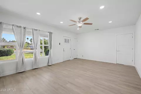 Living - 532 E Cheery Lynn Rd, Phoenix, AZ 85012 photo 2 of 4
