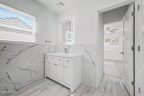 Bath - 532 E Cheery Lynn Rd, Phoenix, AZ 85012 photo 2 of 7