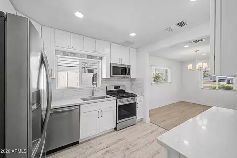 Kitchen - 532 E Cheery Lynn Rd, Phoenix, AZ 85012 photo 2 of 3
