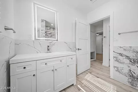 Bath - 532 E Cheery Lynn Rd, Phoenix, AZ 85012 photo 3 of 7