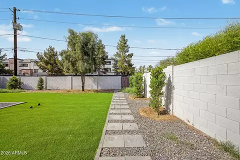 Exterior - 532 E Cheery Lynn Rd, Phoenix, AZ 85012 photo 6 of 9