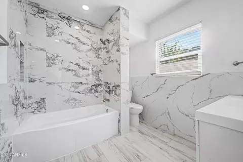 Bath - 532 E Cheery Lynn Rd, Phoenix, AZ 85012 photo 1 of 7