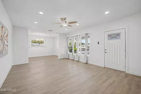 Living - 532 E Cheery Lynn Rd, Phoenix, AZ 85012 photo 1 of 4