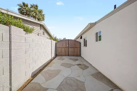 Exterior - 532 E Cheery Lynn Rd, Phoenix, AZ 85012 photo 4 of 9