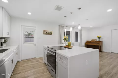 Kitchen - 133 E Alameda Dr, Tempe, AZ 85282 photo 4 of 4