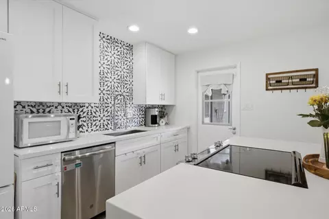 Kitchen - 133 E Alameda Dr, Tempe, AZ 85282 photo 3 of 4