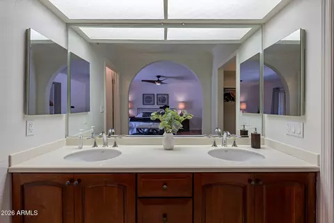 Bath - 4226 E North Ln, Phoenix, AZ 85028 photo 1 of 3