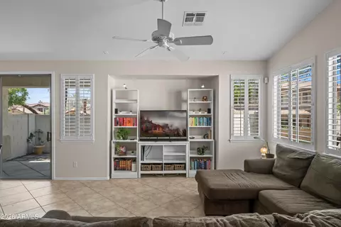 Living - 1024 E Frye Rd #1105, Phoenix, AZ 85048 photo 1 of 1