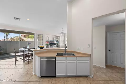 Kitchen - 1024 E Frye Rd #1105, Phoenix, AZ 85048 photo 3 of 3