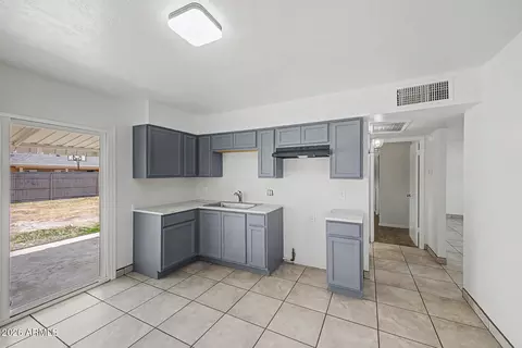 Kitchen - 7007 W Wolf St, Phoenix, AZ 85033 photo 2 of 5