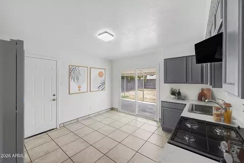 Kitchen - 7007 W Wolf St, Phoenix, AZ 85033 photo 5 of 5