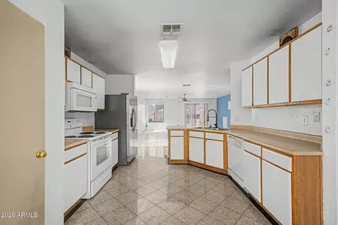 Kitchen - 3222 W Apollo Rd, Phoenix, AZ 85041 photo 3 of 4